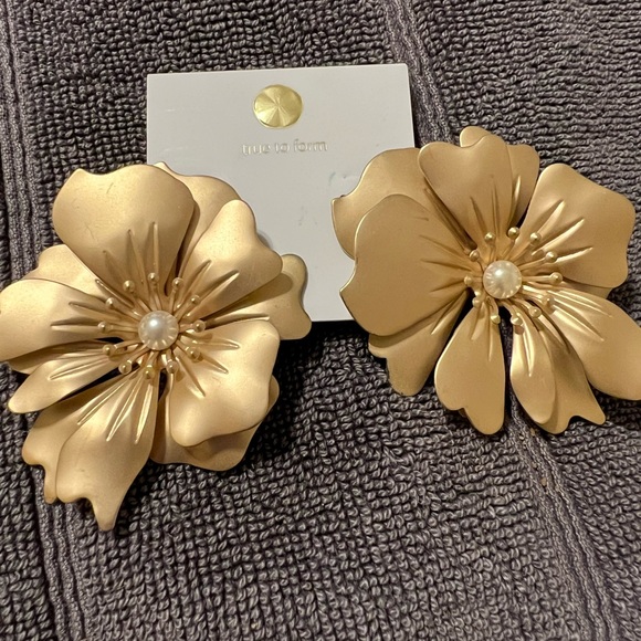 true to form Jewelry - Gold flower earrings